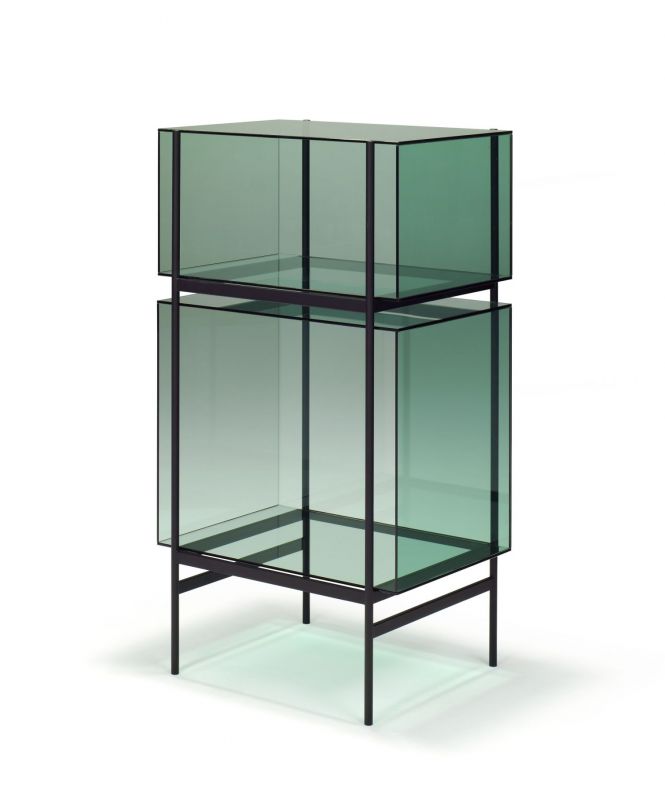 Lyn Regal von Pulpo: Kleines, modernes Glasregal mit schwarzem Metallrahmen für Wohnzimmer und Büro.